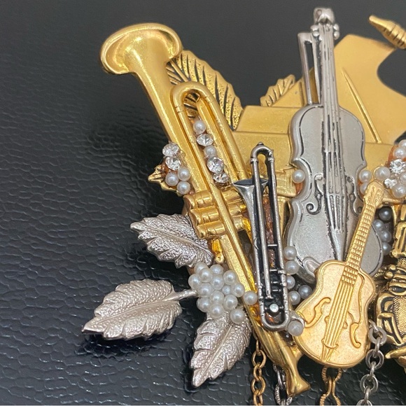 Vintage Musical Instruments Music Theme 3D Brooch 36.6g - Picture 7 of 16